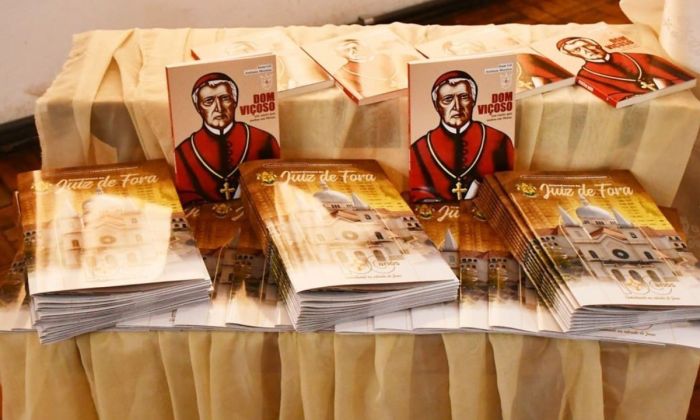 Livro sobre Dom Viçoso foi lançado pelo Arcebispo de Juiz de Fora, Dom Gil Antônio Moreira