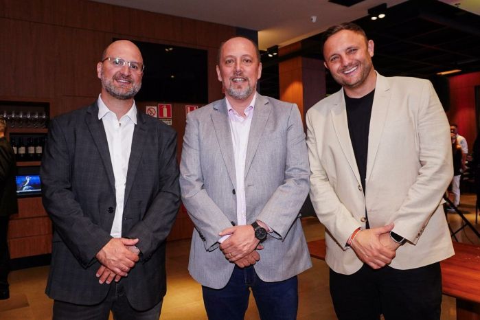 José Olavo Bisol (E), Alessandro Barcellos (C) e André Mazzuco prestigiaram a cerimônia em Garibaldi
