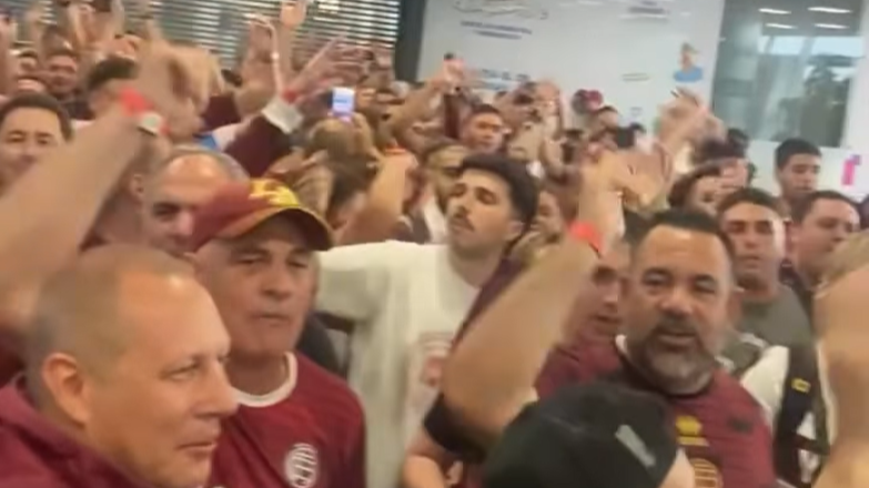 Cruzeiro de olho: torcedores do Lanús 'invadem' aeroporto a caminho de BH