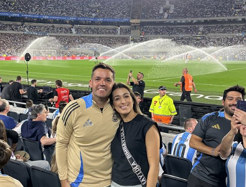 Com a camisa da Argentina, Larcamón posou para foto ao lado da esposa