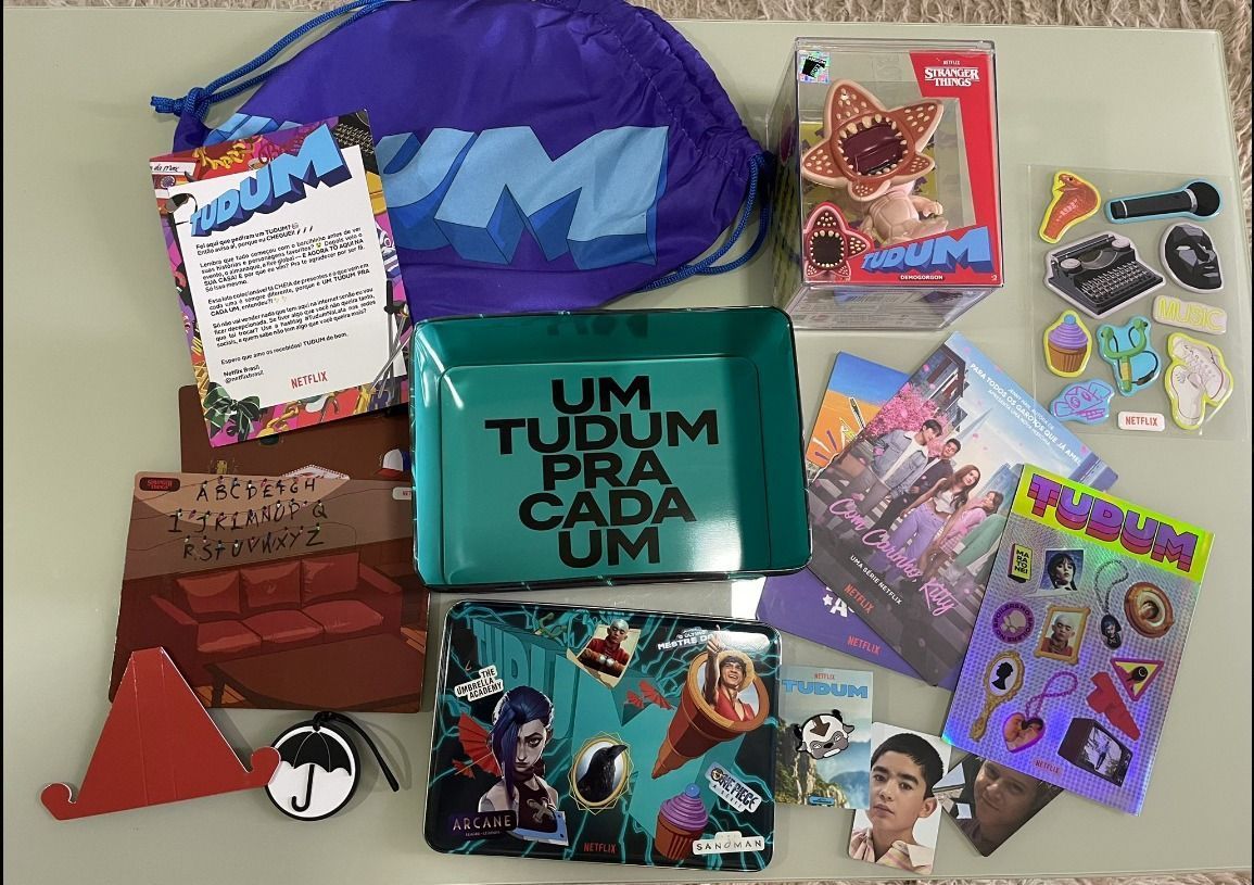 Tudum na lata: distribuição de brindes da Netflix deixa fãs esperando em fila e demora gera memes nas redes