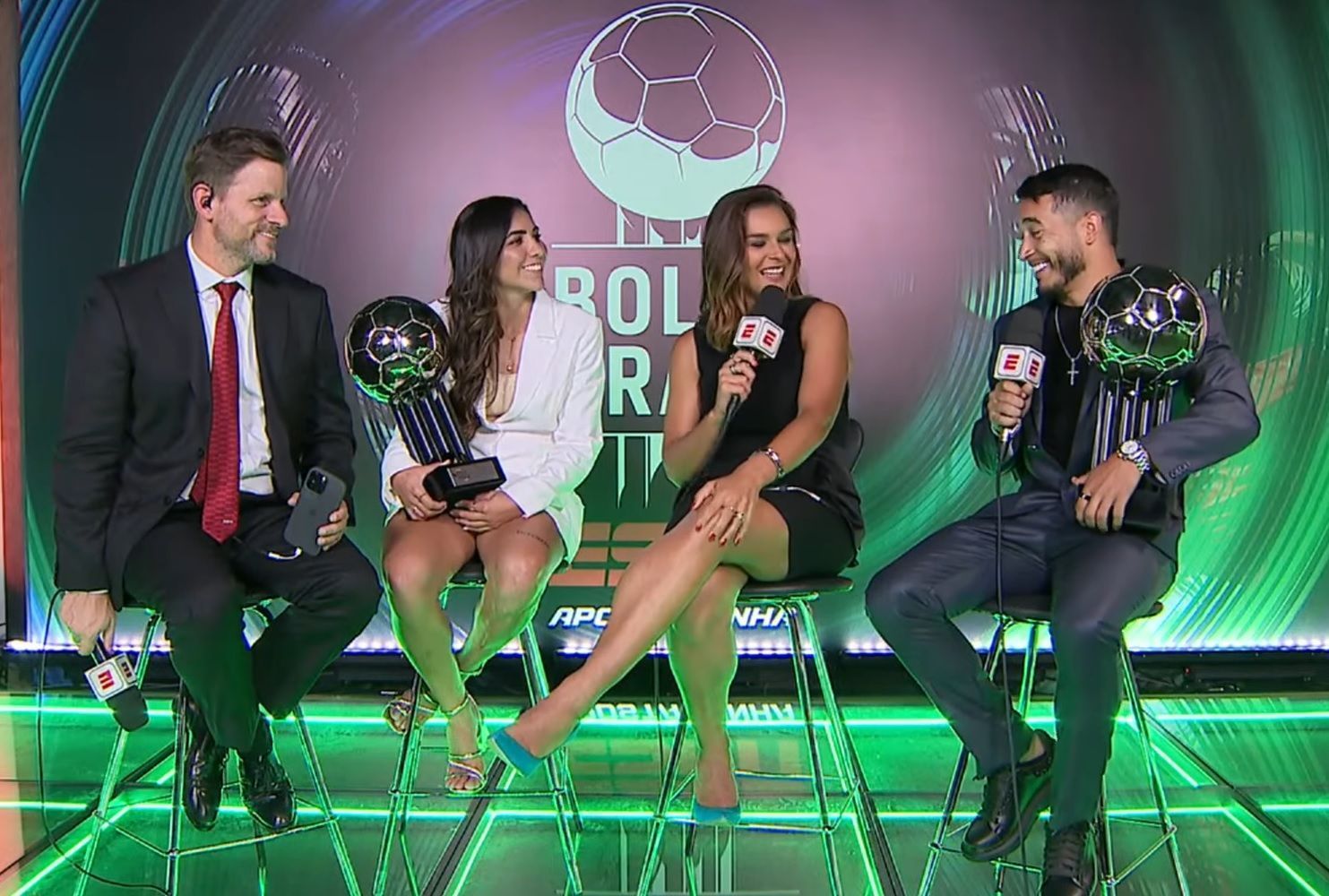 William, do Cruzeiro, ganha troféu Bola de Prata como melhor lateral do Brasileiro
