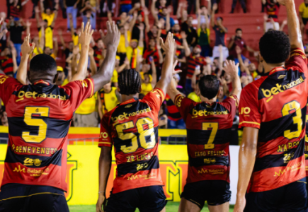 Jogadores do Sport comemoram vitória na temporada 2026