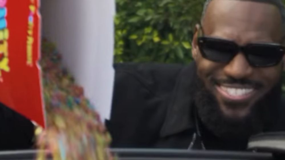 LeBron James prega peça e zoa o filho em novo comercial da Nike