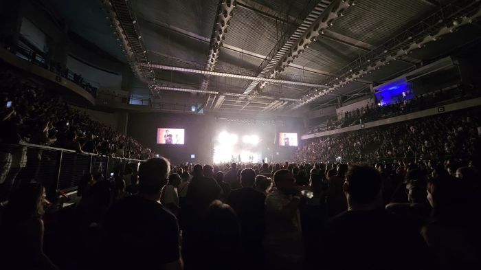 Foto mostra público no show de Marcelo Bonfá e Dado Villa-Lobos no Arena Hall, em Belo Horizonte
