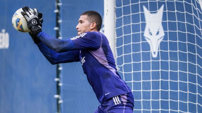Léo Aragão, goleiro do Cruzeiro, durante treino na Toca da Raposa II, em Belo Horizonte