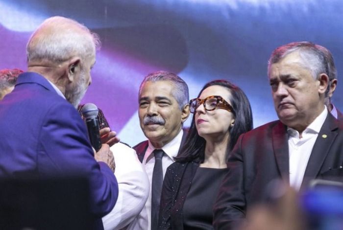 Leonardo Monteiro (centro) é o nome escolhido pela esquerda para disputar a Prefeitura de Governador Valadares