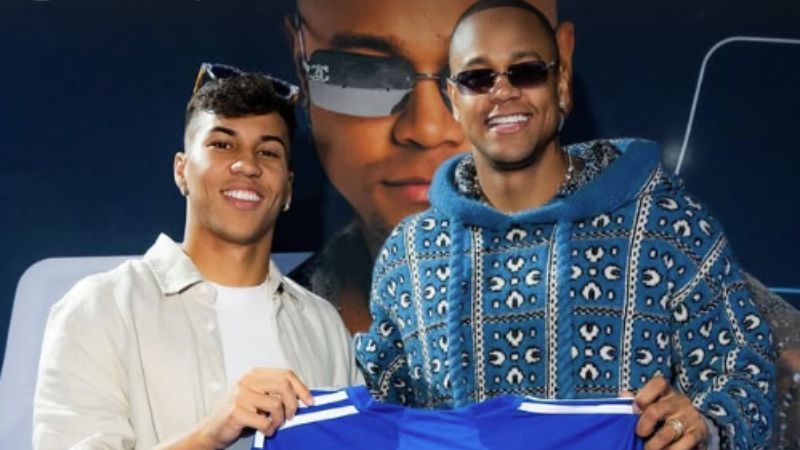 Kaio Jorge, do Cruzeiro, entrega camisa de presente a Léo Santana, que agradece
