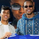 Kaio Jorge, do Cruzeiro, entrega camisa de presente a Léo Santana, que agradece