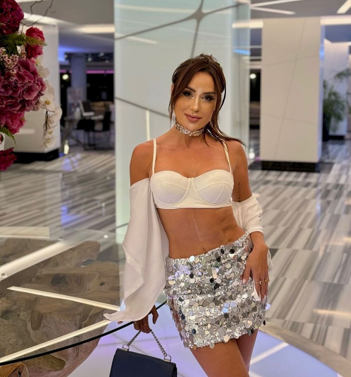 Hospitalizada, ex-BBB Leticia Santiago atualiza estado de saúde após passa por cirurgia de emergência