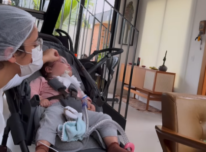 Gaspar, de 4 anos, lê história bíblica para Maria Guilhermina