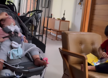 Gaspar, de 4 anos, lê história bíblica para Maria Guilhermina
