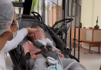 Gaspar, de 4 anos, lê história bíblica para Maria Guilhermina