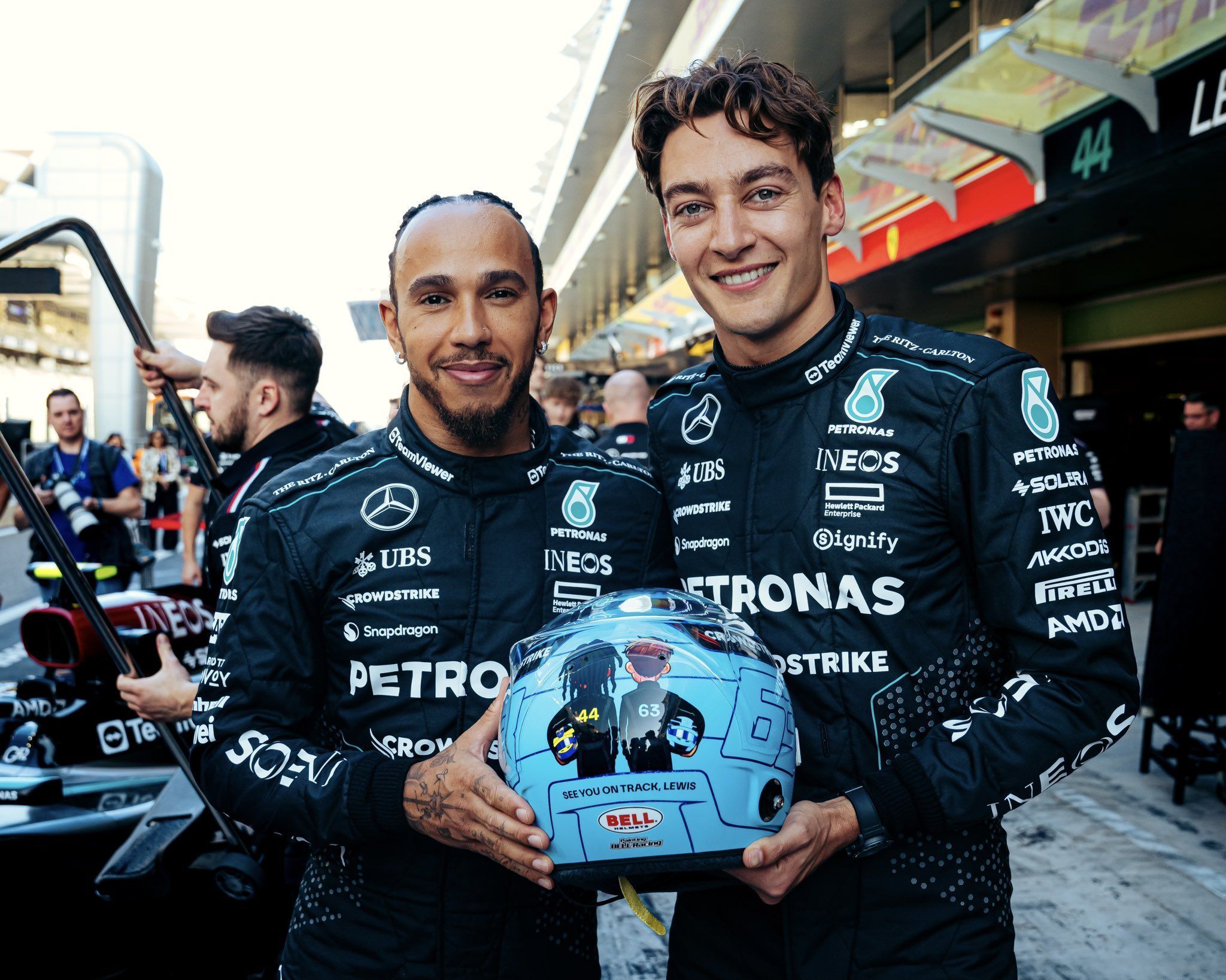 Fórmula 1: Russel homenageia Hamilton com capacete especial no GP de Abu Dhabi; veja