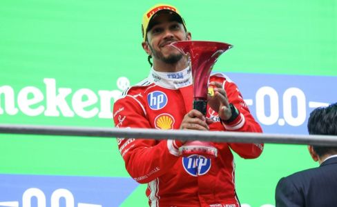 Lewis Hamilton no pódio do GP da China 2026 de Fórmula 1
