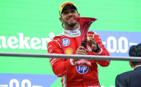 Lewis Hamilton no pódio do GP da China 2026 de Fórmula 1
