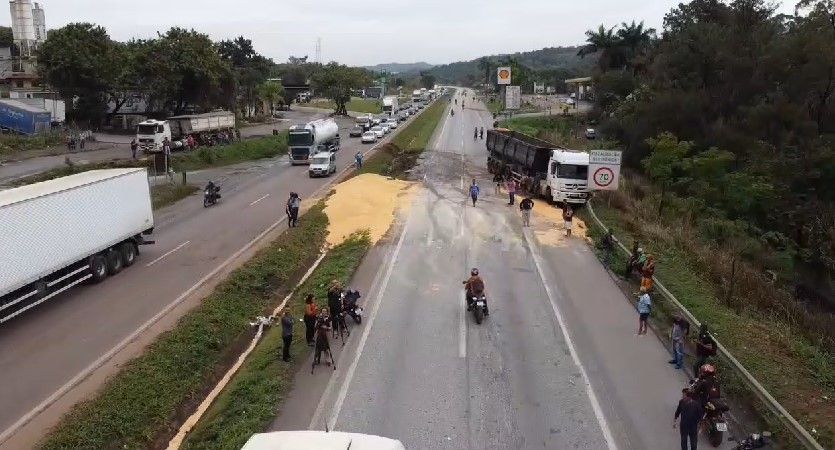 BR-040 é parcialmente liberada após acidente com carreta com 38 toneladas de milho
