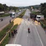 BR-040 é parcialmente liberada após acidente com carreta com 38 toneladas de milho
