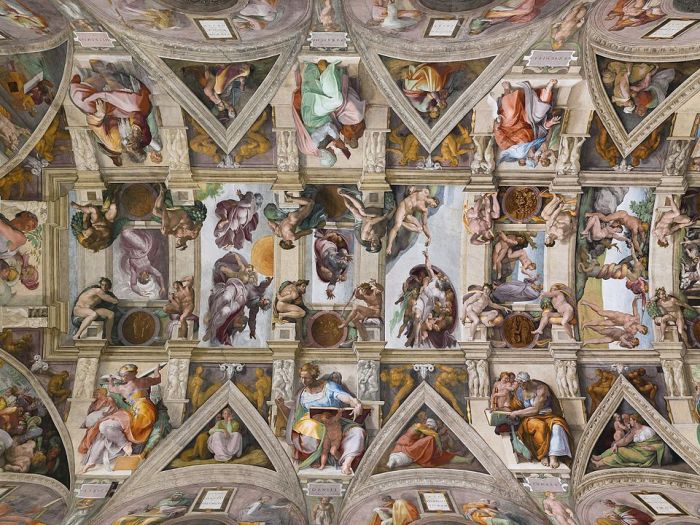 Vista do teto da Capela Sistina, projetada por Michelangelo