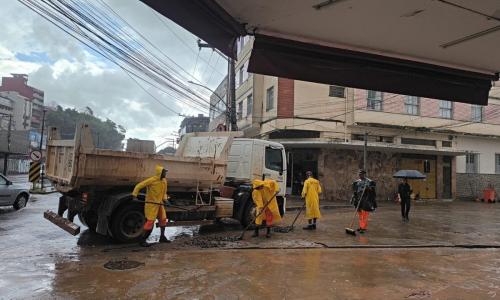 Equipe do Demlurb realiza limpeza no Bairro Mariano Procópio