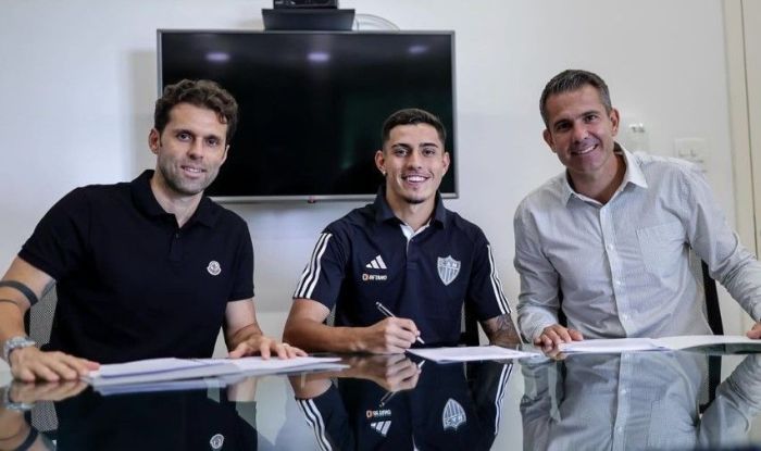 Lincoln, empresário e ex-jogador, Cadu, atacante, e Victor Bagy, diretor de futebol