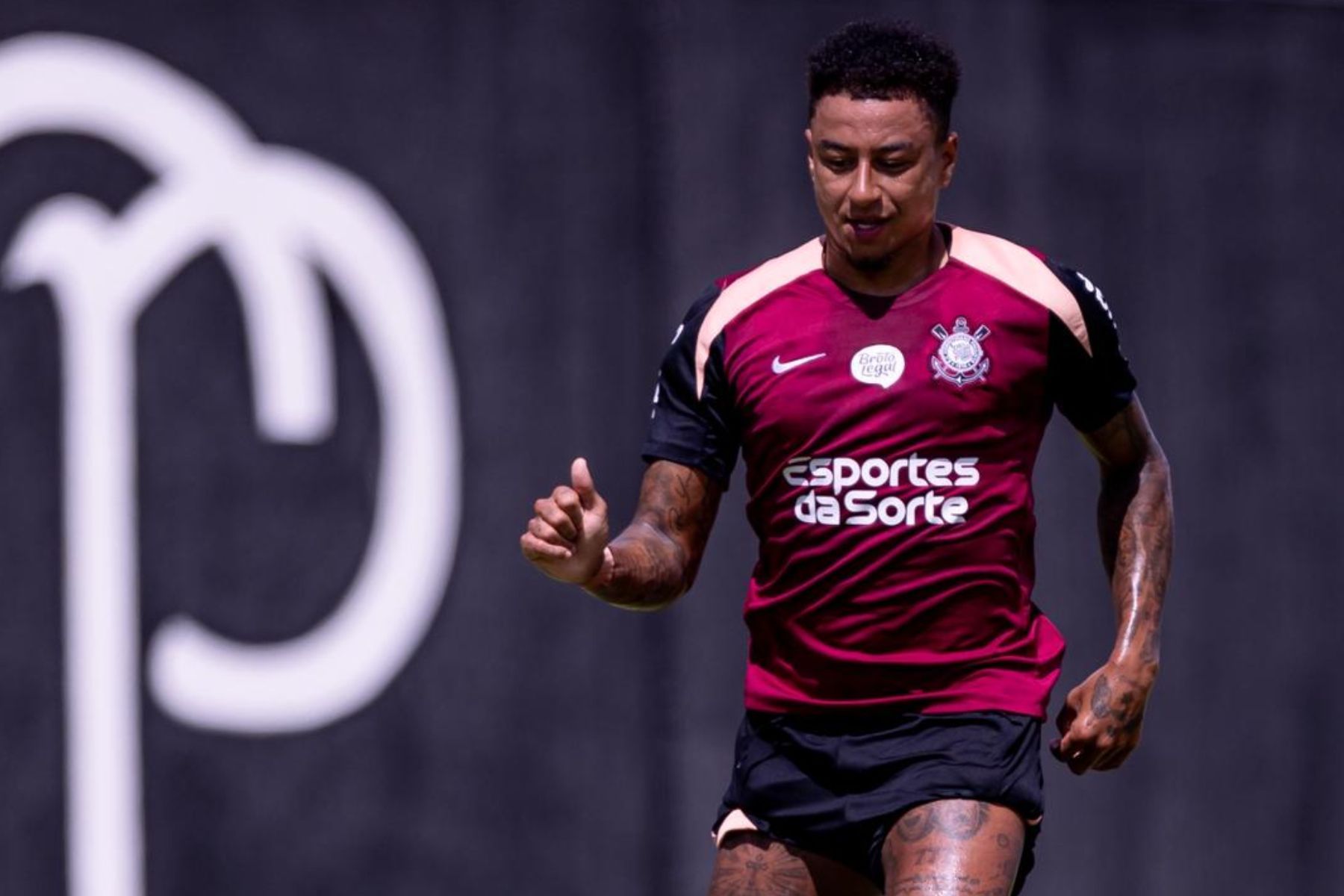 Lingard é registrado no BID e pode estrear pelo Corinthians