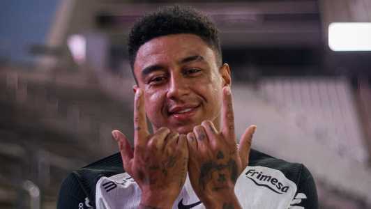 Lingard faz comemoração com as letras de seu nome, as mesmas de Flaco López
