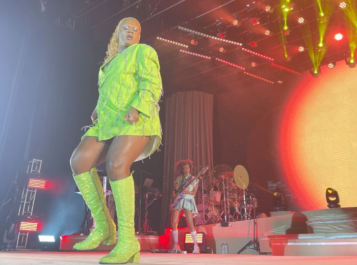 liniker dançando com roupa verde