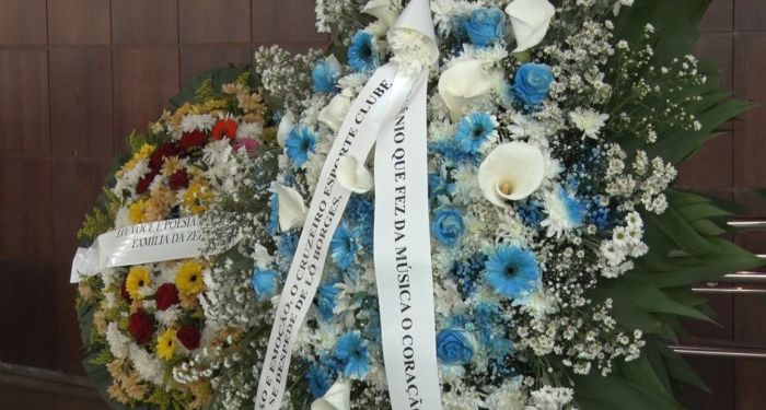 Coroa de flores do Cruzeiro em homenagem a Lô Borges
