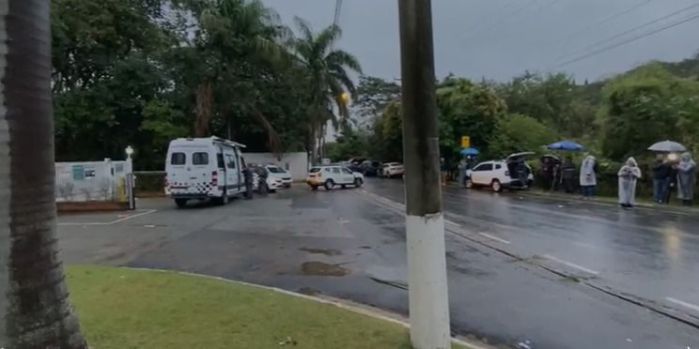 Perícia Científica e Polícia Militar e Federal atual no local da queda do avião em Vinhedo, na manhã deste sábado (10).