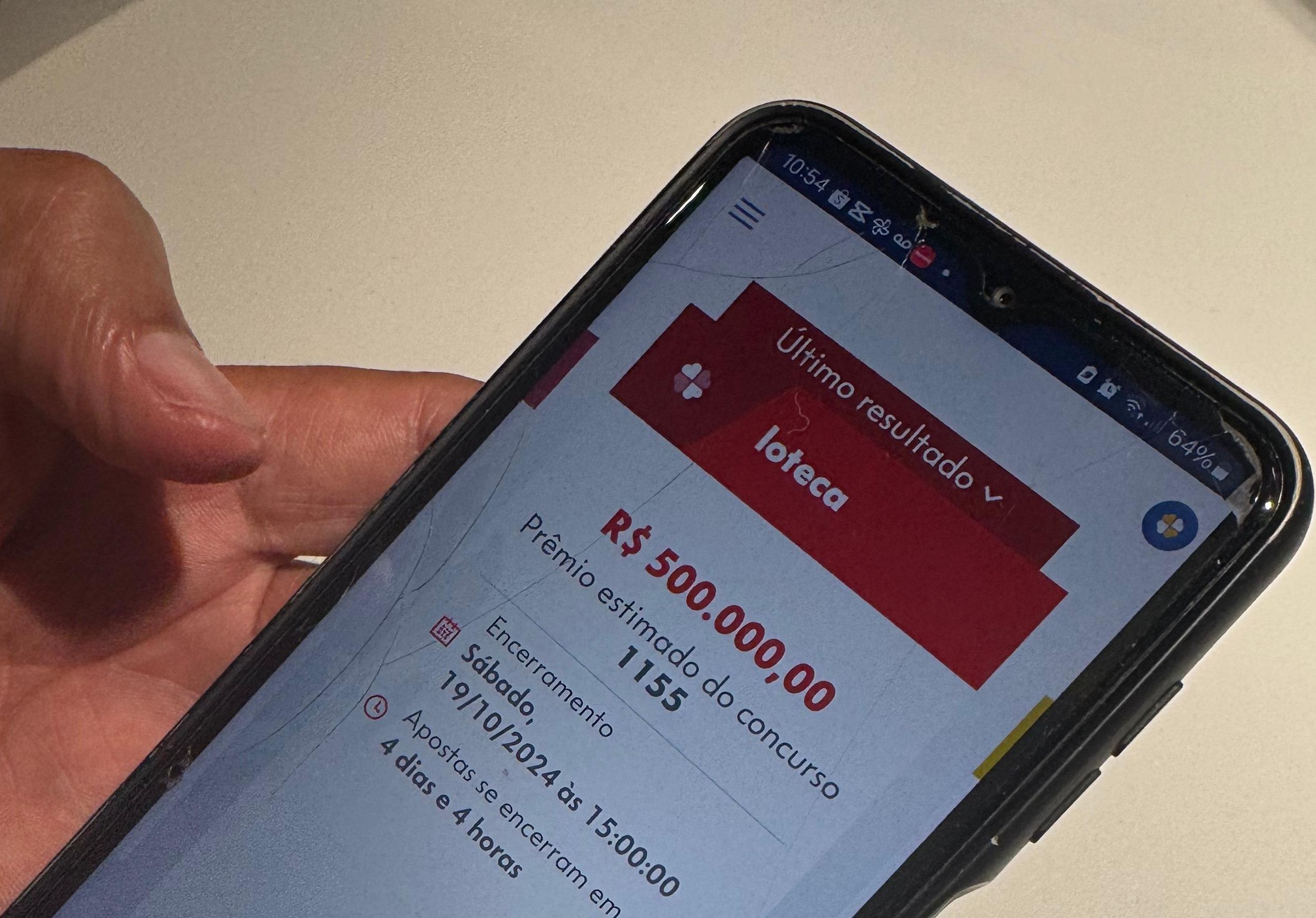 Balconista que alega ter ganhado na Loteca mostra comprovantes e diz que APP da Caixa mudou aposta