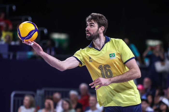 Lucão saca para o Brasil em jogo contra os Estados Unidos, em Paris