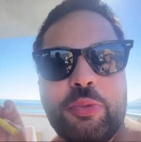 Reflexo nos óculos de Lucas Guedez mostra Virginia ao lado de uma pessoa não identificada