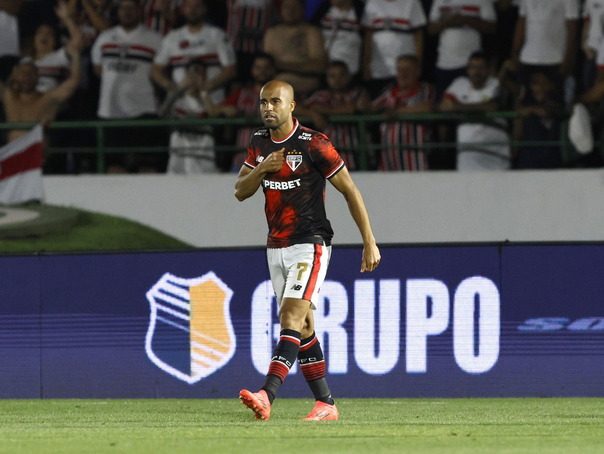 São Paulo x Vasco: Lucas vence duelo com Coutinho de 'lavada' em reencontro