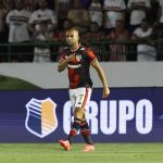 São Paulo x Vasco: Lucas vence duelo com Coutinho de 'lavada' em reencontro