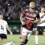 Lucas brilha, São Paulo se recupera e goleia o Vasco no Brasileirão