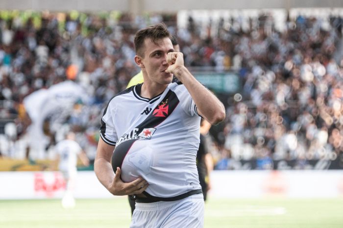 Papai, Lucas Piton comemora o gol da virada do Vasco sobre o Botafogo