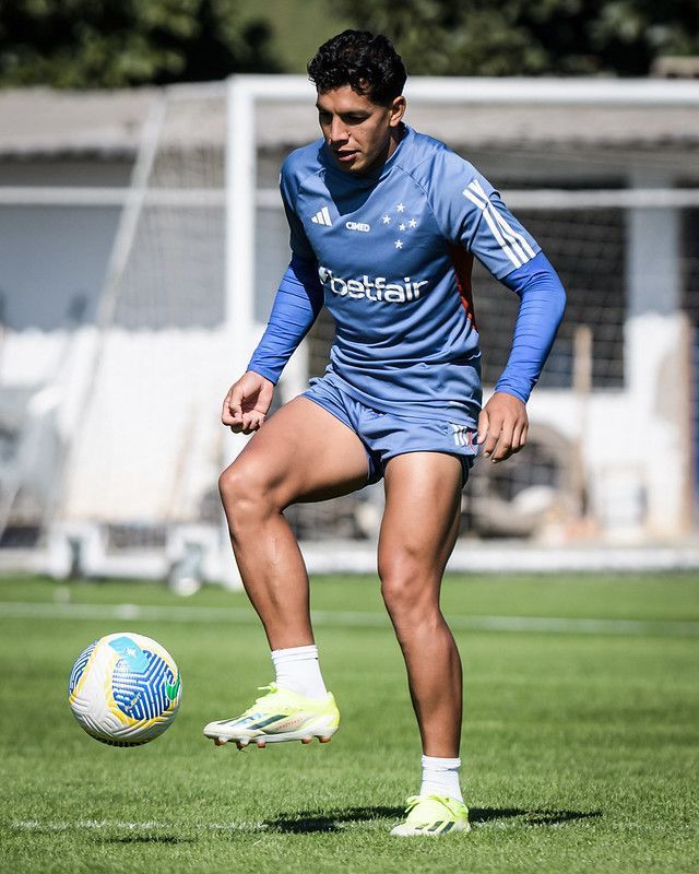 Ex-volante faz premonição sobre recorde de Lucas Romero no Cruzeiro; entenda