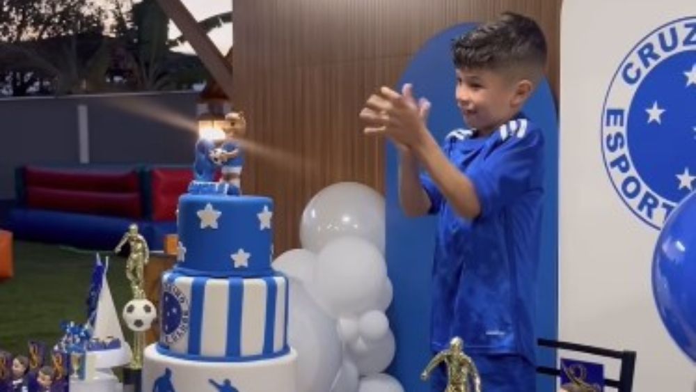 Filho de jogador comemora aniversário em festa com tema do Cruzeiro