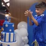 Filho de jogador comemora aniversário em festa com tema do Cruzeiro