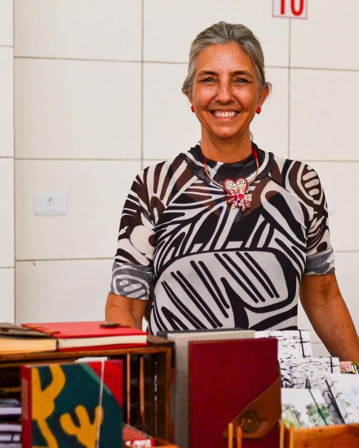 A encadernadora Lúcia Dias