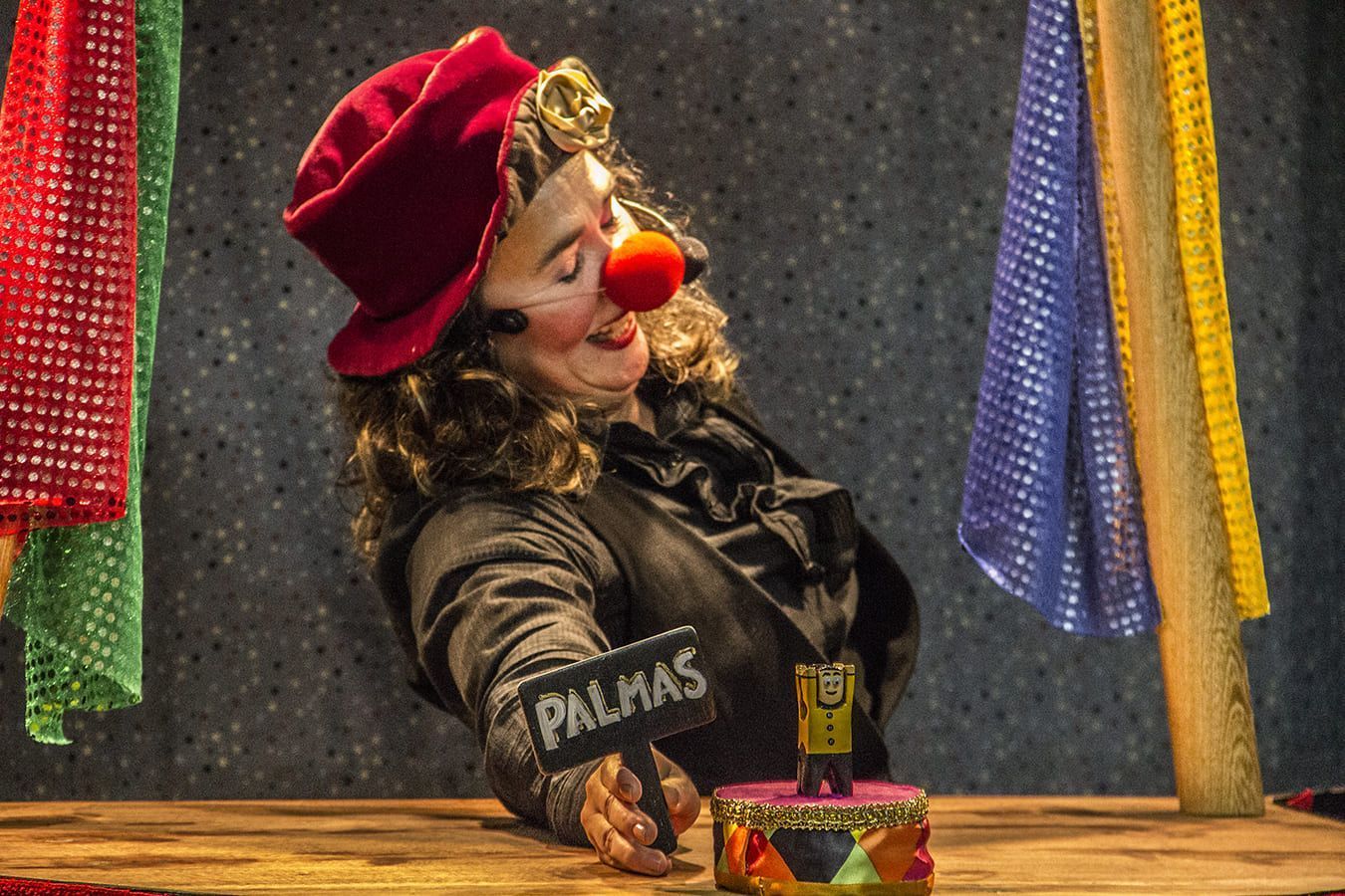 Circo da Jojoba percorre CMEIs de Mariana com espetáculo infantil
