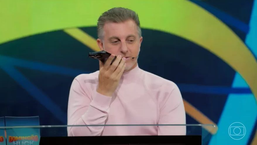 Filho de Luciano Huck liga durante gravação e apresentador interrompe Domingão