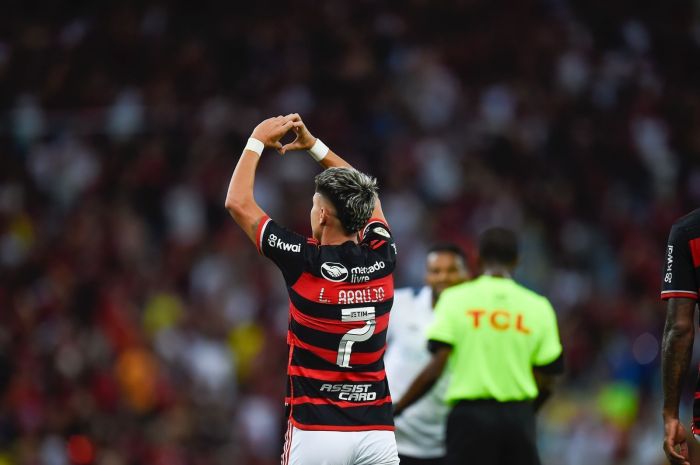 Luiz Araújo comemora o gol do Flamengo marcado contra o Grêmio