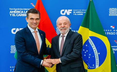 O presidente Bolívia, Rodrigo Paz (dir.), e o presidente Lula (esq.)