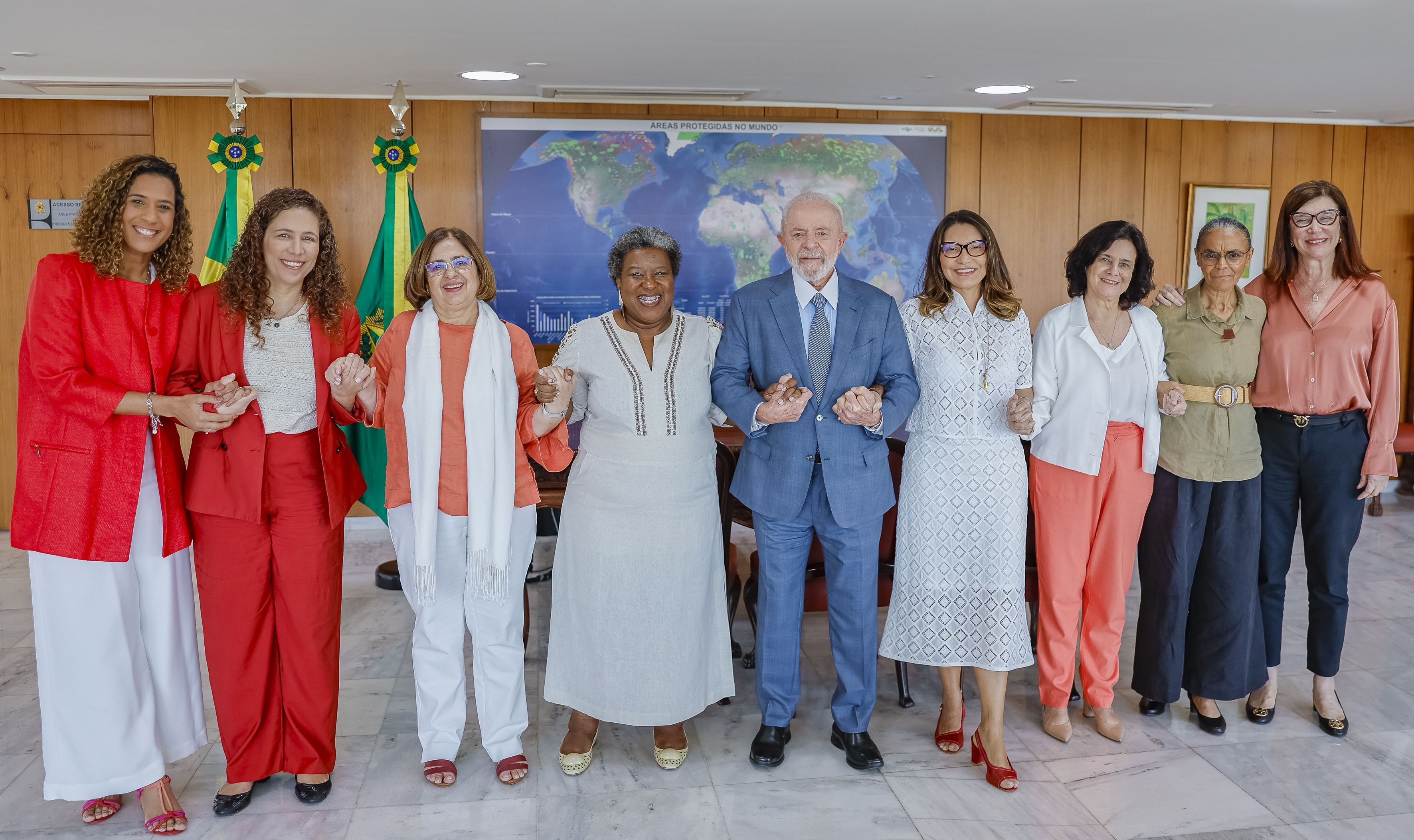 Com simbolismos e poema, Lula empossa Macaé Evaristo como ministra dos Direitos Humanos