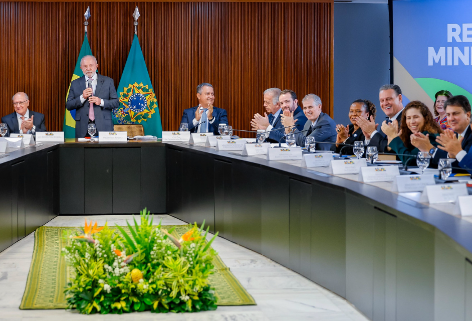 Lula reúne ministros para discutir reação após novo tarifaço dos EUA