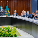 Lula reúne ministros para discutir reação após novo tarifaço dos EUA