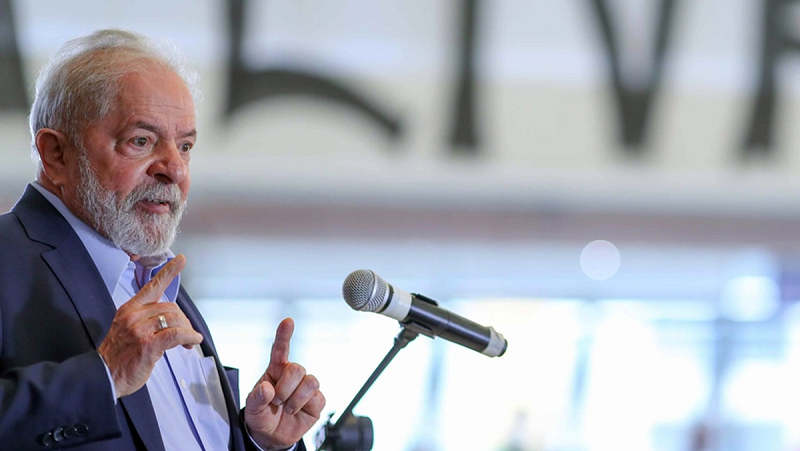‘Não se dá cavalo de pau na economia’, diz Lula para empresários no México