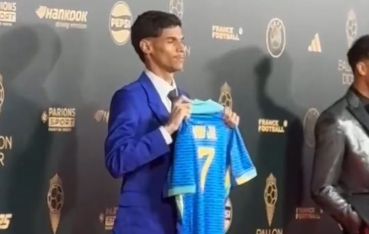 Bola de Ouro 2024: Luva de Pedreiro exibe camisa de Vini Jr no tapete vermelho